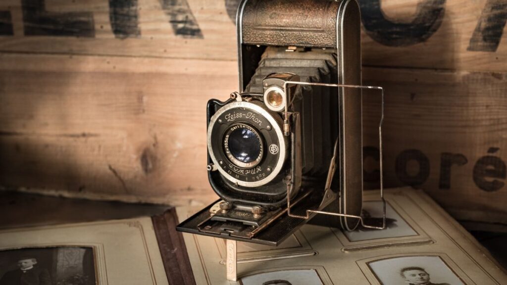 English Listening: The Missing Photo