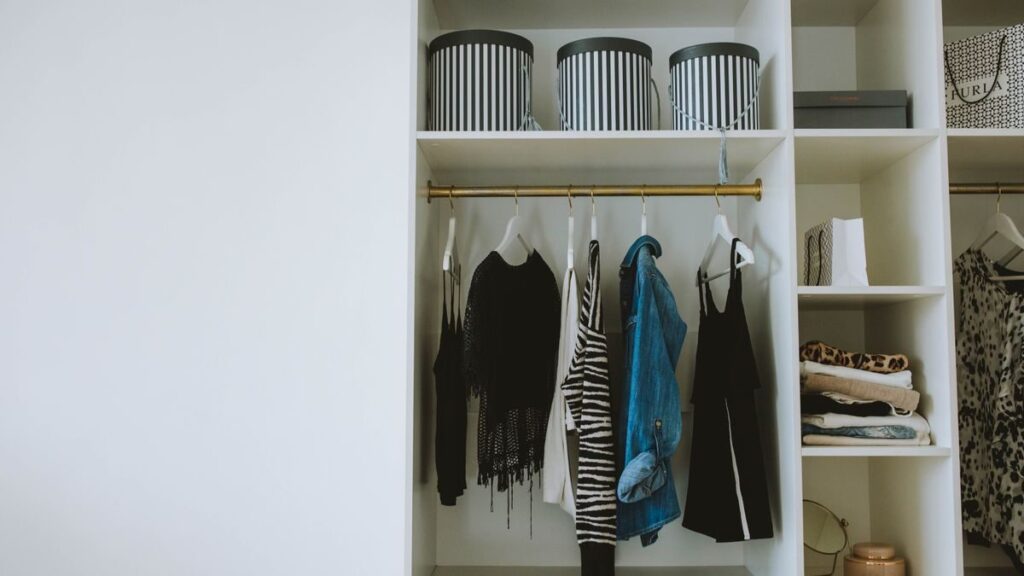 English Vocabulary: How to Use the Verbs “Wear” and “Dress”