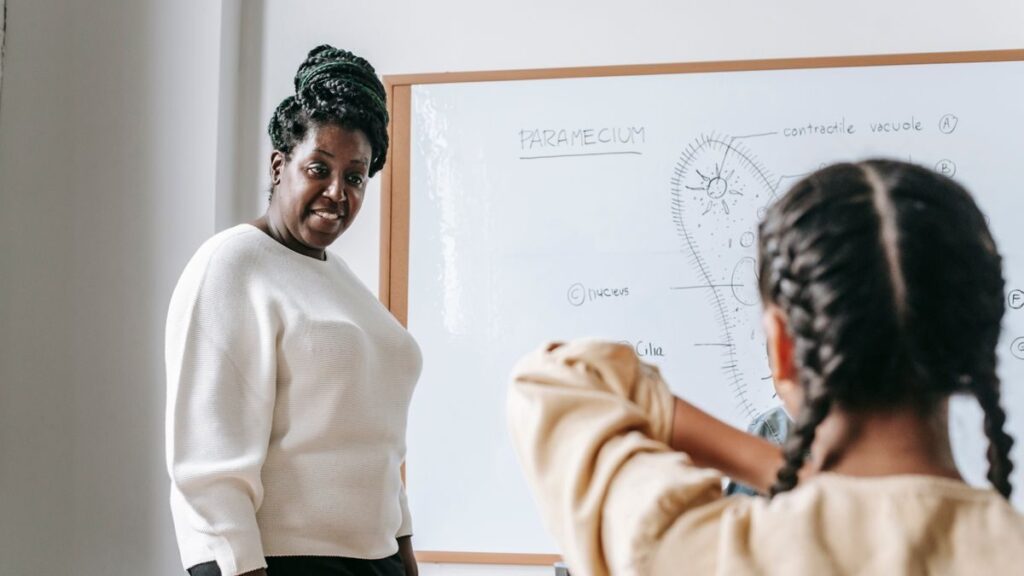 How to Use the Verb ‘Explain’ in English
