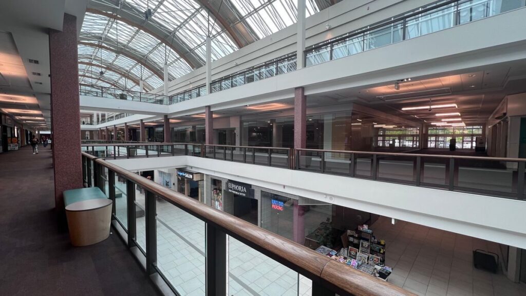 Listening Lesson – “Shopping at the Mall!” (podcast)
